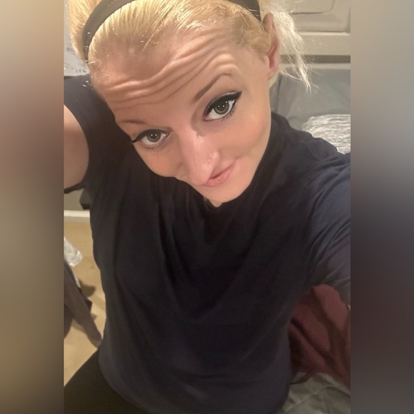 Single Mom/ Widow/ Recovering Addict/ Poshmark Queen - Picture 4 of 16